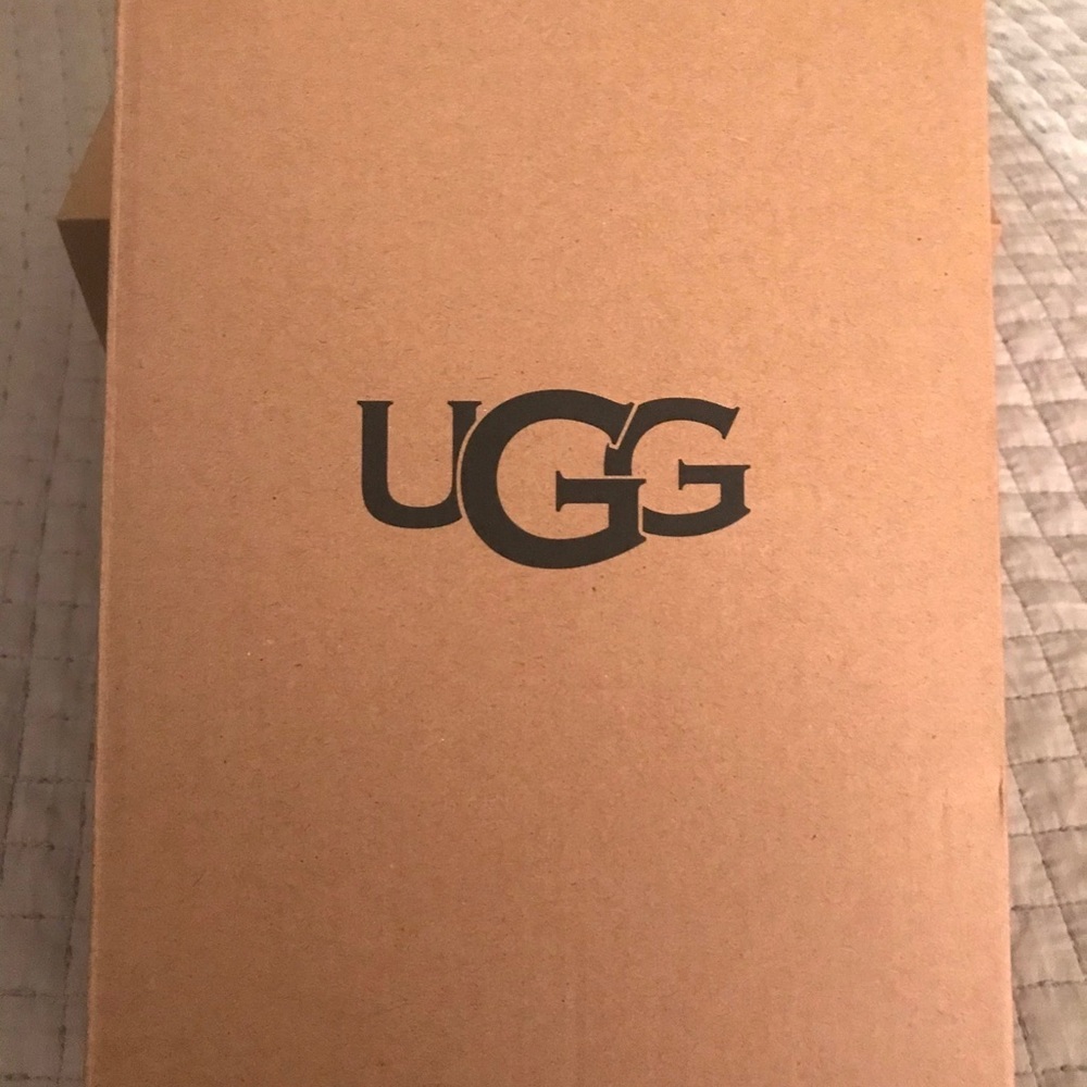 Ugg Logo Slides - Picture 3 of 4